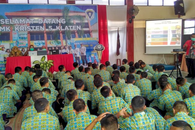 DUKUNG GERMAS DAN PENGUATAN PROFIL PELAJAR PANCASILA, PUSKESMAS KLATEN SELATAN BEKERJASAMA DENGAN SMK KRISTEN 5 KLATEN MENGADAKAN PEMBINAAN PHBS