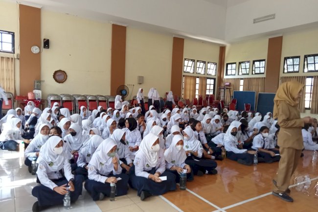 CEGAH STUNTING, PUSKESMAS KLATEN SELATAN LAKUKAN SKRINING ANEMIA SISWI SMP-SMA WILAYAH KERJA PUSKEMAS KLATEN SELATAN
