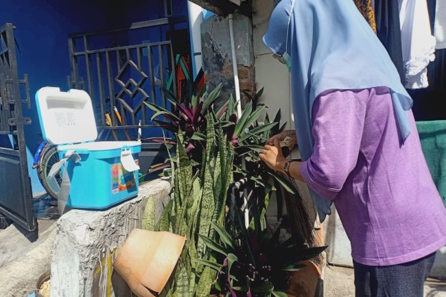 UJI KUALITAS AIR MINUM, SANITARIAN PUSKEMAS KLATEN SELATAN LAKUKAN UJI BAKTERIOLOGIS