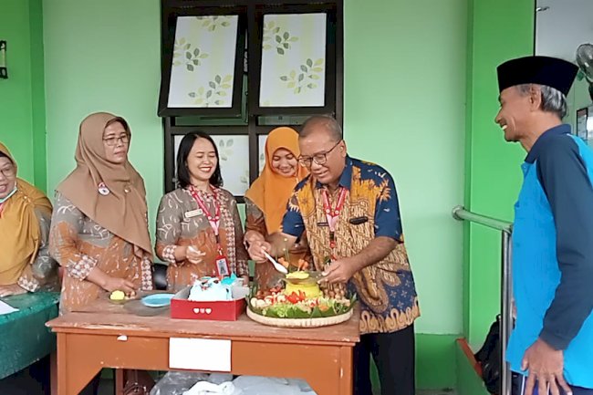 PERINGATI HARI JADI PROLANIS KLATEN SELATAN YANG KE -7, PUSKESMAS KLATEN SELATAN POTONG TUMPENG BERSAMA PESERTA PROLANIS