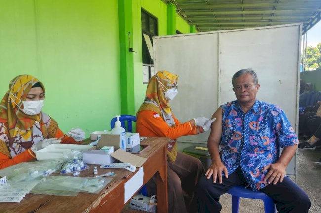 IKHTIAR CALON JAMAAH HAJI HINDARI PENYAKIT MENINGITIS : GIAT VAKSINASI MENINGITIS OLEH TIM KESEHATAN HAJI PUSKESMAS KLATEN SELATAN