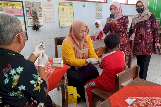 SUKSESKAN PROGAM BIAS, PUSKESMAS KLATEN SELATAN JEMPUT BOLA KE SEKOLAH DASAR