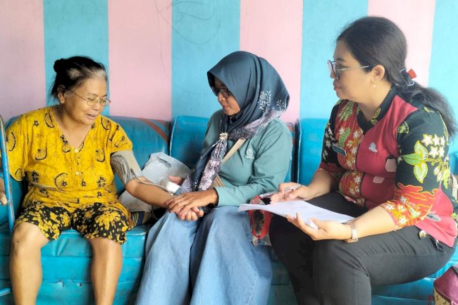 KAKAK CANTIK In Action : Kolaborasi Nakes dan Kader Kesehatan Puskesmas Klaten Selatan Pantau Tekanan Darah Cegah Prevalensi Hipertensi