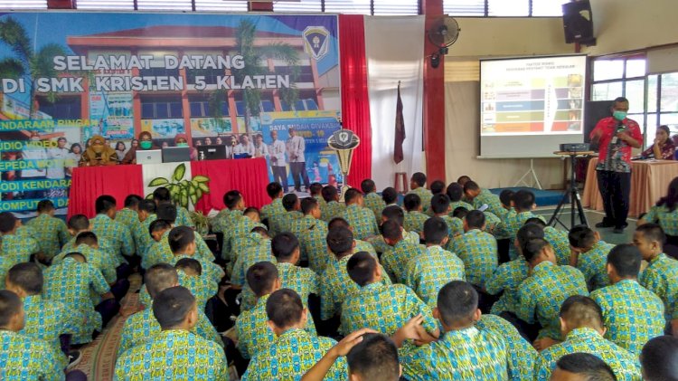 DUKUNG GERMAS DAN PENGUATAN PROFIL PELAJAR PANCASILA, PUSKESMAS KLATEN SELATAN BEKERJASAMA DENGAN SMK KRISTEN 5 KLATEN MENGADAKAN PEMBINAAN PHBS