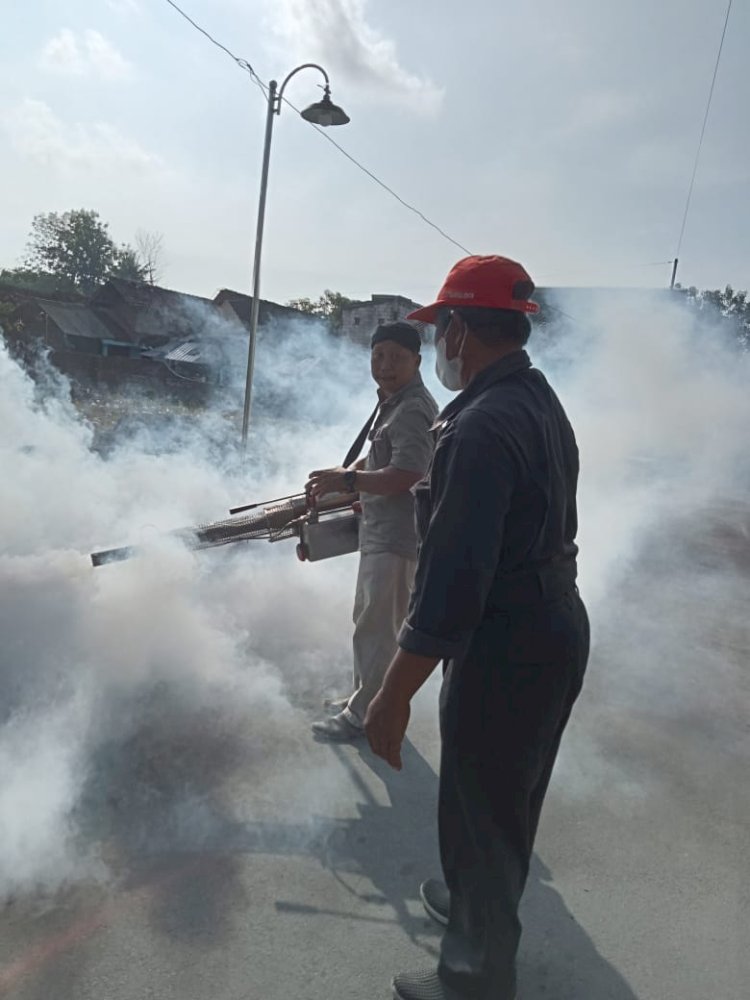 KEGIATAN FOGGING PEMBERANTASAN NYAMUK DEWASA PENCEGAHAN PENULARAN DEMAM BERDARAH DI DESA GLODOGAN