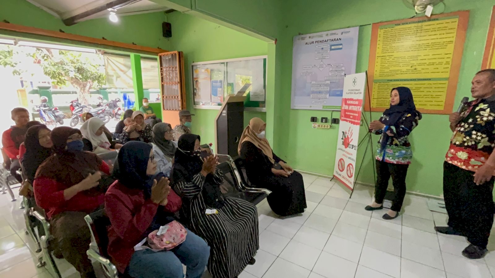 KOMPAK:PERINGATI HARI CUCI TANGAN SE-DUNIA, PUSKESMAS KLATEN SELATAN CUCI TANGAN BERSAMA PENGUNJUNG