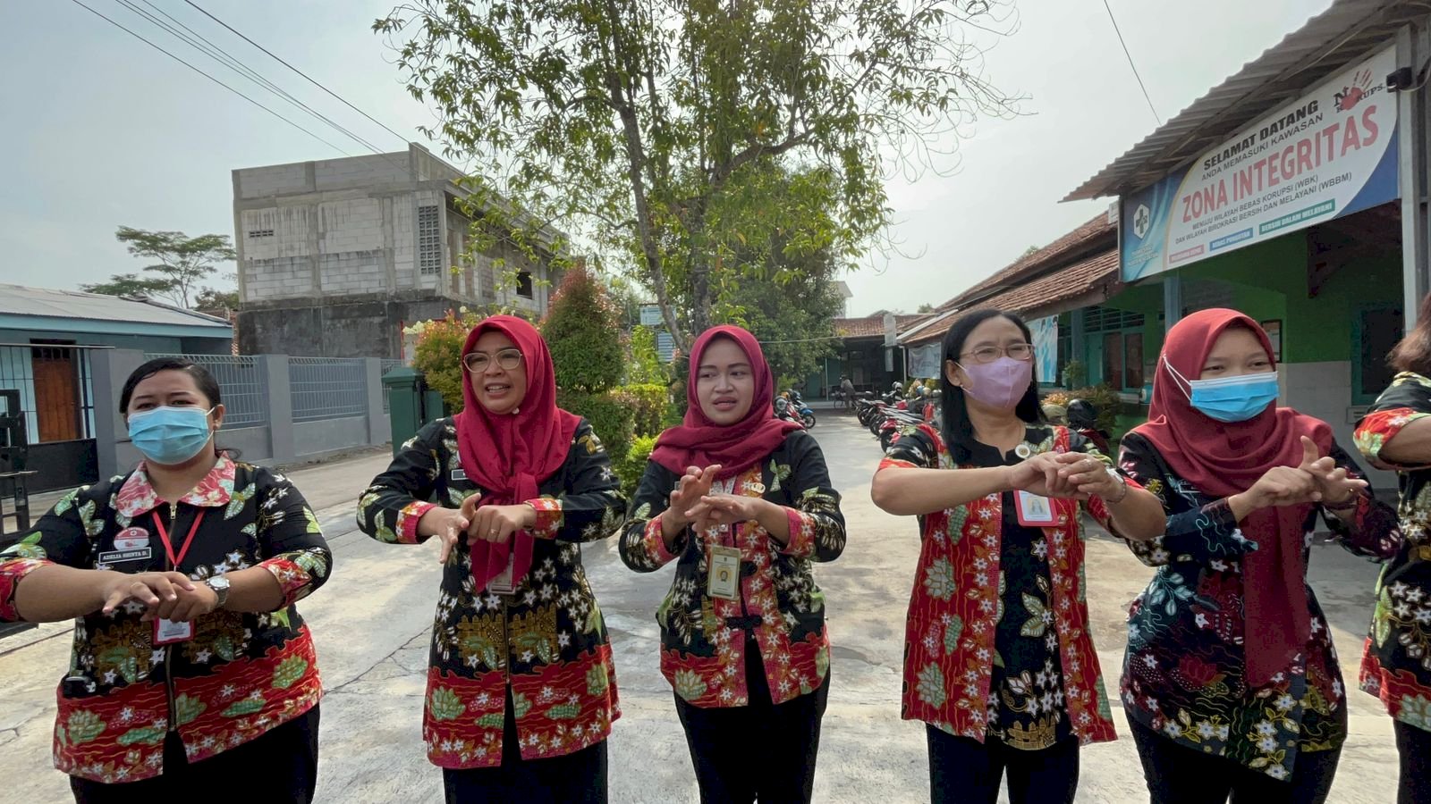 KOMPAK:PERINGATI HARI CUCI TANGAN SE-DUNIA, PUSKESMAS KLATEN SELATAN CUCI TANGAN BERSAMA PENGUNJUNG