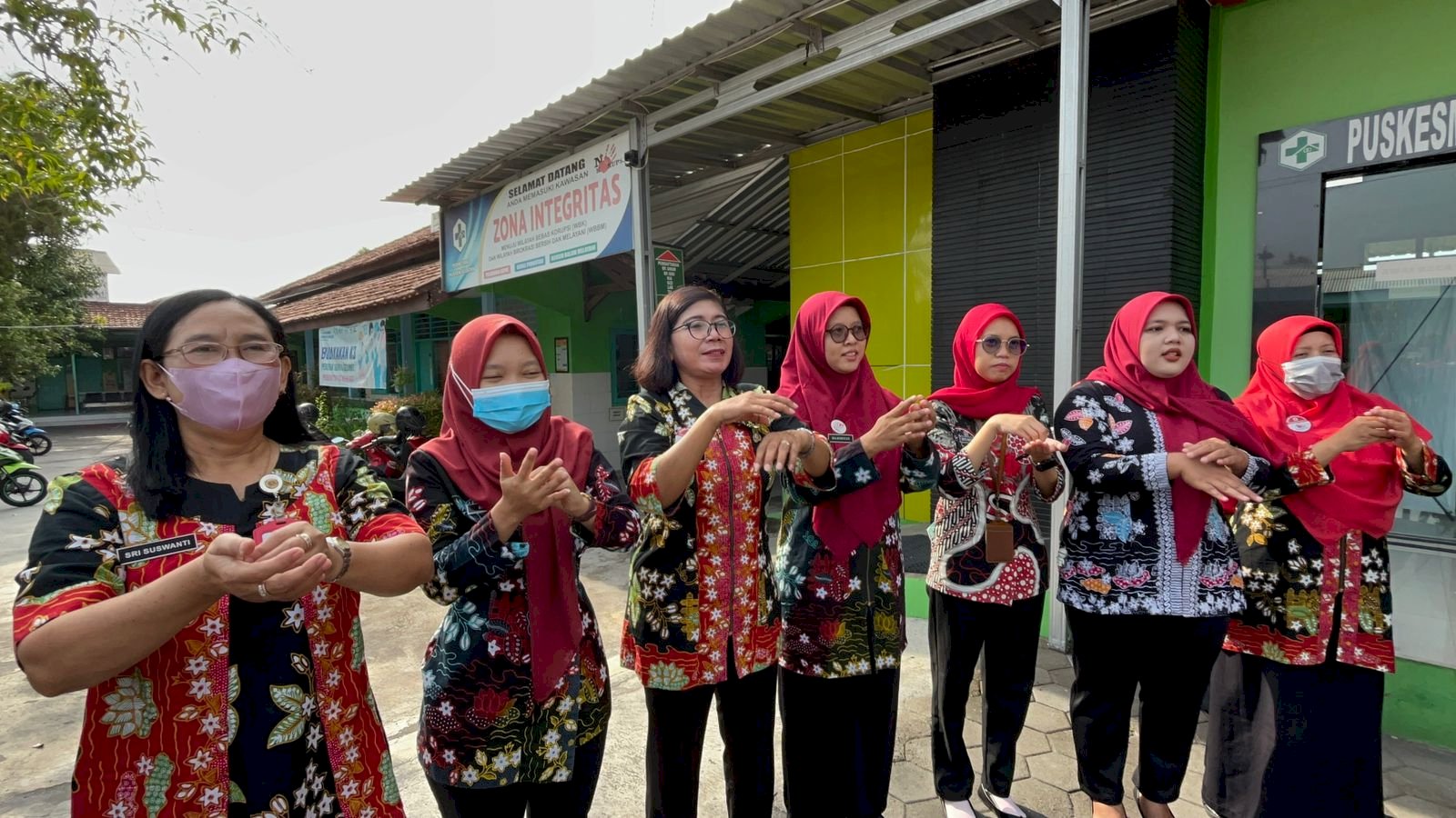 KOMPAK:PERINGATI HARI CUCI TANGAN SE-DUNIA, PUSKESMAS KLATEN SELATAN CUCI TANGAN BERSAMA PENGUNJUNG